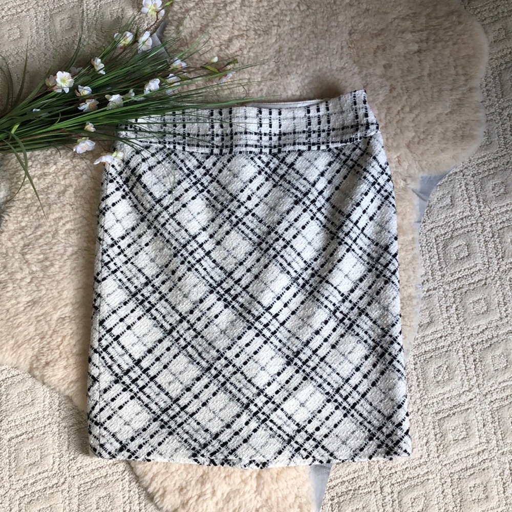 Whitehouse Blackmarket 43% wool skirt